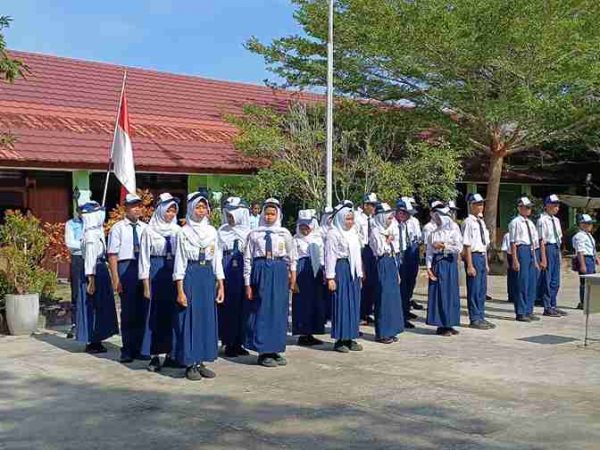 “Tongkat Estafet Kepemimpinan OSIS Diserahkan: Pelantikan Pengurus Baru SMP Negeri 1 Membalong 2025–2026”