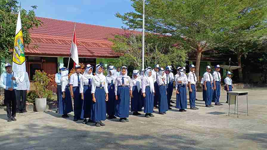 “Tongkat Estafet Kepemimpinan OSIS Diserahkan: Pelantikan Pengurus Baru SMP Negeri 1 Membalong 2025–2026”