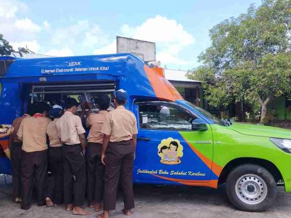 "Tehknologi Sebagai Alternatif Membangun Literasi: Bulan Bahasa 2025 di SMP Negeri 1 Membalong"