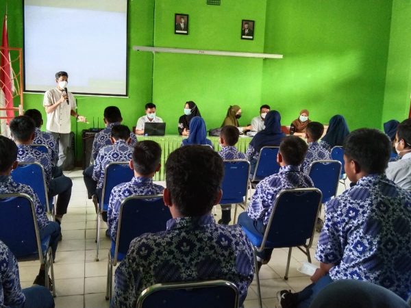 PENYULUHAN PHBS GUNA MENINGKATKAN PERILAKU HIDUP SEHAT PESERTA DIDIK DI SMP NEGERI 1 MEMBALONG