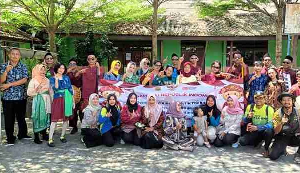 “Semarak Pawai HUT RI: SMPN 1 Membalong Angkat Budaya Lokal”