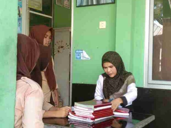 Tertib Administrasi: Siswa Kelas 9 Mulai Lakukan Pengembalian Buku Paket Perpustakaan