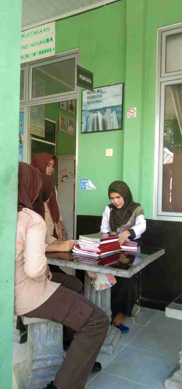 Tertib Administrasi: Siswa Kelas 9 Mulai Lakukan Pengembalian Buku Paket Perpustakaan