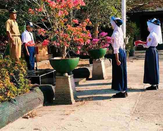 Pengawas Bina Disdik Kabupaten Belitung Tekankan Amalan Ikrar Pelajar dan Rasa Syukur di SMPN 1 Membalong