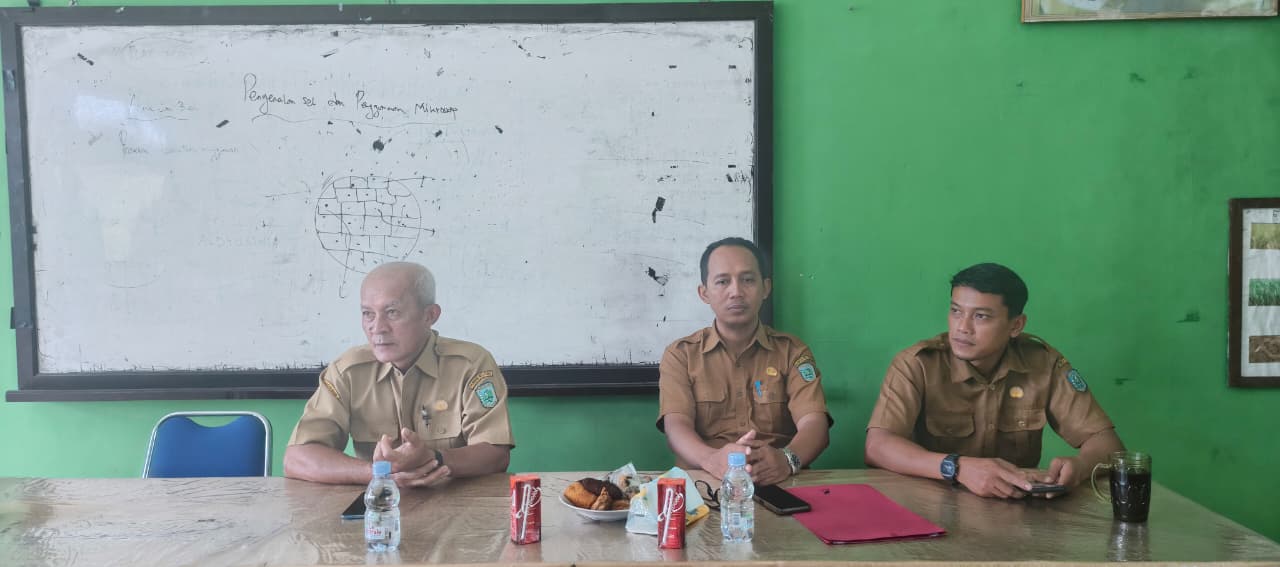Usai Upacara, Pengawas Bina Gelar Rapat Koordinasi dan Pembinaan Guru/Pegawai SMPN 1 Membalong Usai Upacara, Pengawas Bina Gelar Rapat Koordinasi dan Pembinaan Guru/Pegawai SMPN 1 Membalong